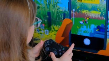 Espoo, Finlandiya - 25 Şubat 2021: Sony Playstation 4 kontrolörüyle Apple TV Arcade 'de Alba video oyunu oynayan kız