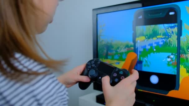 2021年2月25日 芬兰埃斯波 在Apple Arcade与索尼Playstation 4控制器玩Alba电子游戏的女孩 — 图库视频影像