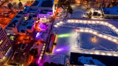 Espoo, Finlandiya - 27 Şubat 2021: Tapiola Garden Sokos Oteli 'nin arka bahçesindeki açık şehir buz pateni pistinin hava görüntüsü. Yüksek hızlı video