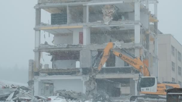 Espoo Finlandia Marzo 2021 Trattore Sta Demolendo Vecchio Edificio Nel — Video Stock