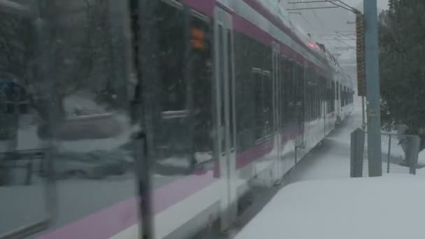 フィンランド エスポ2021年3月9日 豪雪の中 通勤列車がエスポ センター駅発 — ストック動画