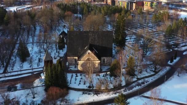 Espoo Finnland März 2021 Luftaufnahme Der Alten Steinkirche Von Espoo — Stockvideo