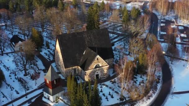 Espoo Finnland März 2021 Luftaufnahme Der Alten Steinkirche Von Espoo — Stockvideo