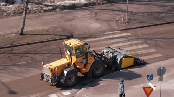 Espoo Finlandia Marzo 2021 Barrendero Calle Tractor Primavera Despeja Calle — Vídeo de stock