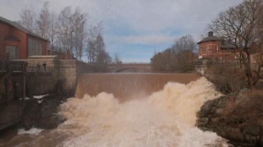 Helsinki, Finlandiya - 4 Nisan 2021: Vankaupunki yakınlarındaki Vantaa nehrindeki şelale. Karlı kıştan sonra ilkbaharda güçlü şelale..