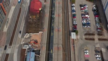 Espoo, Finlandiya - 13 Nisan 2021: Espoo Merkez İstasyonu 'ndan hareket eden banliyö treninin hava görüntüsü.
