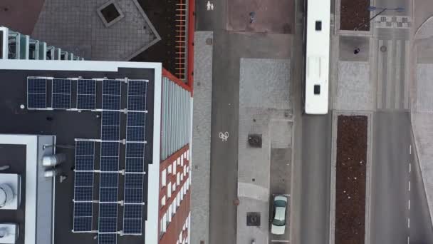 Vista Aérea Del Nuevo Edificio Residencial Calle Paneles Solares Azotea — Vídeo de stock