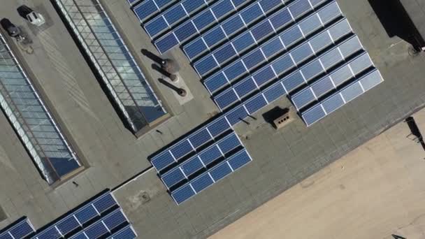 Flygfoto Över Solpanelerna Taket Byggnaden Finland — Stockvideo