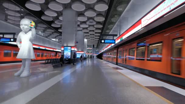 Espoo Finlandiya Nisan 2021 Tapiola Metro Istasyonunda Bekleyen Trene Binen — Stok video