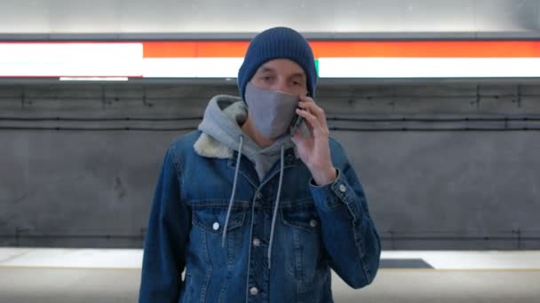 Man Met Het Gezichtsmasker Spreekt Mobiele Telefoon Het Metrostation Helsinki — Stockvideo