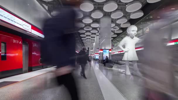 Espoo Finlandiya Nisan 2021 Tapiola Metro Istasyonunda Bekleyen Trene Binen — Stok video