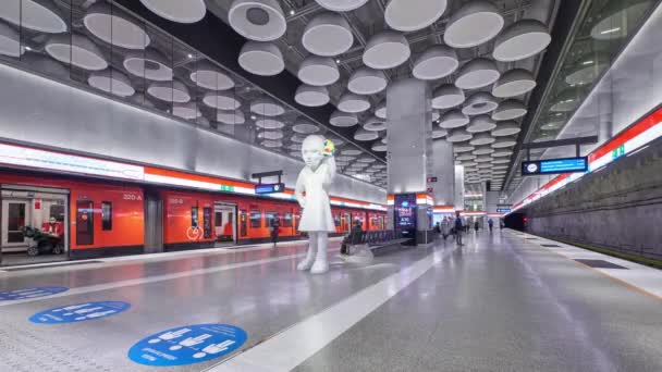 2021年4月23日 芬兰埃斯波 Espoo Finland 在Tapiola地铁站月台等候和登机的人的时差 现代北欧建筑 — 图库视频影像