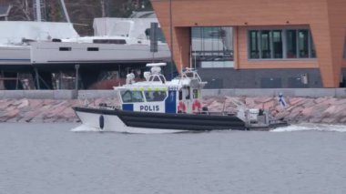 Espoo, Finlandiya - 27 Nisan 2021: Finlandiya polis botu Baltık Denizi kıyısına doğru hareket ediyor
