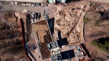 Finlandiya 'nın başkenti Espoo' nun Kivenlahti semtinde bulunan metro istasyonunun ve yüksek konut binasının havadan görüntüsü.