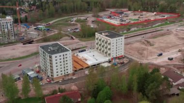 Espoo, Finlandiya - 14 Mayıs 2021: Yeni mahalle ve metro istasyonu Finnoo 'nun hava manzarası.
