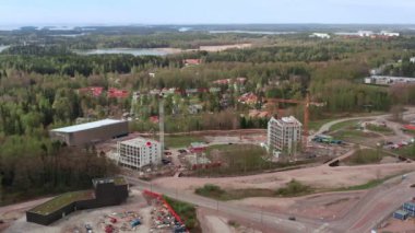Espoo, Finlandiya - 14 Mayıs 2021: Yeni mahalle ve metro istasyonu Finnoo 'nun hava manzarası.