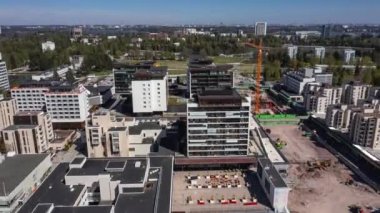 Espoo, Finlandiya - 14 Mayıs 2021: Tapiola Mahallesi 'ndeki Ainoa alışveriş merkezinin havadan hipervanesi. Alışveriş merkezinin çatısındaki meskenler. Modern İskandinav mimarisi