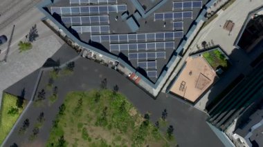 Helsinki, Finlandiya 'daki Jatkasaari semtindeki konut binasının çatısındaki güneş panellerinin hava görüntüsü. Modern İskandinav mimarisi