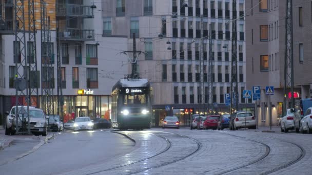 フィンランドのヘルシンキ 2021年5月20日 ジャカサーリ地区の通りの眺め 路面電車が通りを走っている 都市の雨の日 — ストック動画