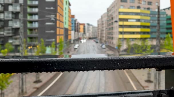 Rozmazaný Pohled Ulici Moderní Čtvrti Evropského Města Tramvaj Pohybuje Ulici — Stock video