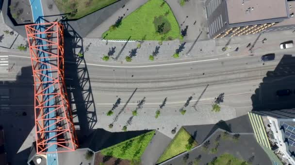 Letecký Pohled Ulici Okolí Jatkasaari Helsinkách Moderní Oranžový Most Přes — Stock video