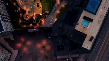 Bir yaz akşamında modern ofis binasının çatısı ve bahçesinin havadan görünüşü. Modern İskandinav mimarisi.