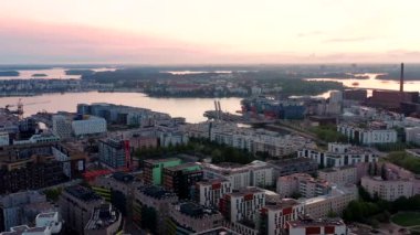 Yaz akşamları Helsinki 'nin Jatkasaari mahallesinin hava manzarası. Modern İskandinav mimarisi. Finlandiya.
