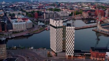 Helsinki, Finlandiya - 27 Mayıs 2021: Clarion Hotel ve West Harbour 'un yaz akşamları hava manzarası. Modern İskandinav mimarisi.