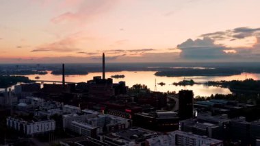 Helsinki, Finlandiya - 27 Mayıs 2021: Helsinki 'nin Jatkasaari mahallesinin havadan görünüşü. Modern İskandinav mimarisi.