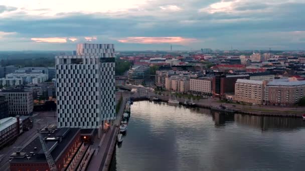 2021年5月27日 芬兰赫尔辛基 夏夜从空中俯瞰克拉里昂酒店和西港 现代北欧建筑 — 图库视频影像