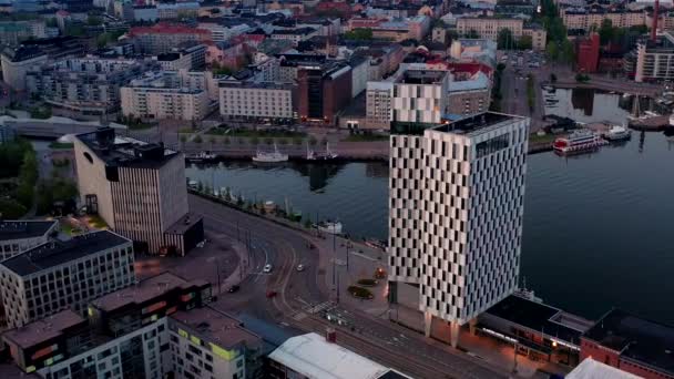 2021年5月27日 芬兰赫尔辛基 夏夜从空中俯瞰克拉里昂酒店和西港 现代北欧建筑 — 图库视频影像