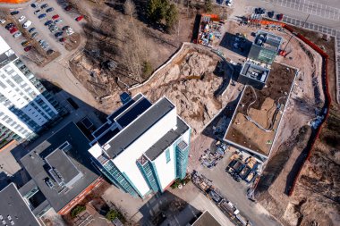 Finlandiya 'nın başkenti Espoo' nun Kivenlahti semtinde bulunan metro istasyonunun ve yüksek konut binasının havadan görüntüsü.