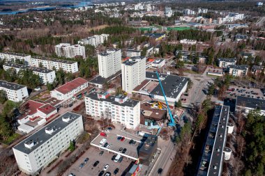 Espoo, Finlandiya 'nın Soukka semtindeki metro istasyonunun hava görüntüsü. Yüksek hızlı video.