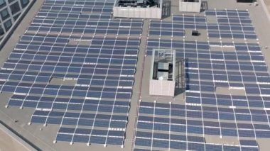 Finlandiya 'daki modern binanın çatısındaki güneş panellerinin havadan görünüşü