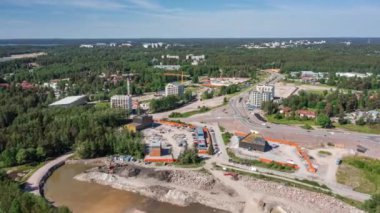 Finlandiya 'nın Espoo şehrinde bulunan Finnoo marka yeni yerleşim bölgesinin inşaat sahasının havadan aşırı hızlanması. Haziran 2021