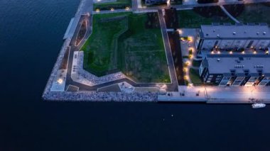Helsinki, Finlandiya 'daki Jatkasaari semtindeki modern konut binalarının hava hipervanesi. Modern İskandinav mimarisi. Eski liman bölgesinin yeniden inşası..