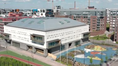 Helsinki, Finlandiya - 2 Haziran 2021: Jatkasaari mahallesindeki modern okul binasının havadan görünüşü. Modern İskandinav mimarisi.