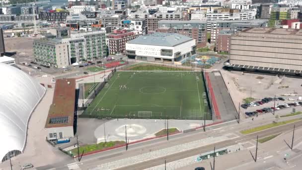 Vista Aérea Del Campo Fútbol Escuela Edificio Moderno Escuela Barrio — Vídeo de stock