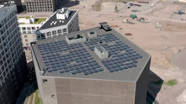 Flygfoto Över Solpanelerna Taket Till Den Moderna Byggnaden Finland — Stockvideo