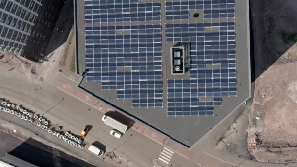 Flygfoto Över Solpanelerna Taket Till Den Moderna Byggnaden Finland — Stockvideo