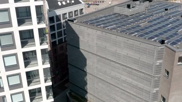 Flygfoto Över Solpanelerna Taket Byggnaden Finland Modern Nordisk Arkitektur — Stockvideo