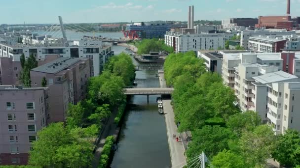 芬兰赫尔辛基 夏日阳光明媚的Ruoholahti频道的空中景观 — 图库视频影像