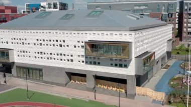 Helsinki, Finlandiya - 2 Haziran 2021: Jatkasaari mahallesindeki modern okul binasının havadan görünüşü. Modern İskandinav mimarisi.