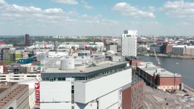 Helsinki, Finlandiya - 2 Haziran 2021: Verkkokauppa alışveriş merkezinin çatısı. Jet Mig-21 çatıda..