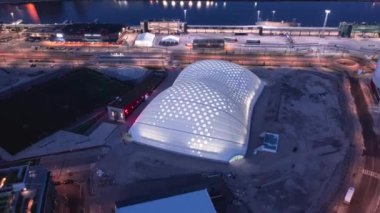 Helsinki, Finlandiya - 4 Haziran 2021: Jatkasaari mahallesinde hava destekli çatısı bulunan stadyumun havadan görünüşü.