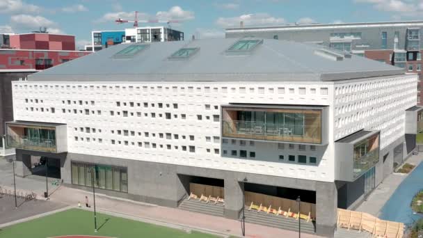 Helsinki Finland Juni 2021 Uitzicht Vanuit Lucht Het Moderne Schoolgebouw — Stockvideo