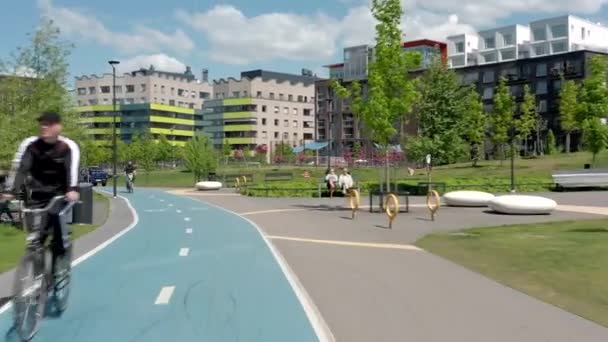 2021年6月2日 芬兰赫尔辛基 赫尔辛基Jatkasaari社区的自行车道 Jatkasaari街区是旧港口区的再开发 — 图库视频影像