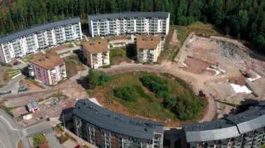 Kalliolahde 'nin havadan görünüşü Finlandiya' nın Espoo şehrinin yepyeni bir mahallesidir. Yeni apartmanlar. Modern İskandinav mimarisi.