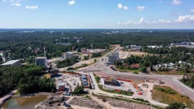 Finlandiya 'nın Espoo şehrinde bulunan Finnoo marka yeni yerleşim bölgesinin inşaat sahasının havadan aşırı hızlanması. Temmuz 2021. Modern İskandinav mimarisi