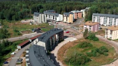 Kalliolahde 'nin havadan görünüşü Finlandiya' nın Espoo şehrinin yepyeni bir mahallesidir. Yeni apartmanlar. Modern İskandinav mimarisi.
